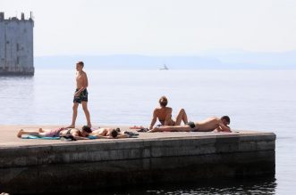 Rijeka: Kupači na gradskoj plaži Grčevo na Pećinama