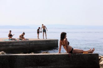 Rijeka: Kupači na gradskoj plaži Grčevo na Pećinama