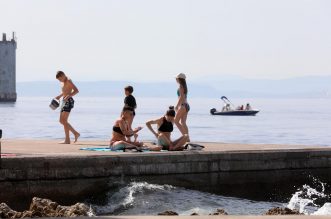 Rijeka: Kupači na gradskoj plaži Grčevo na Pećinama