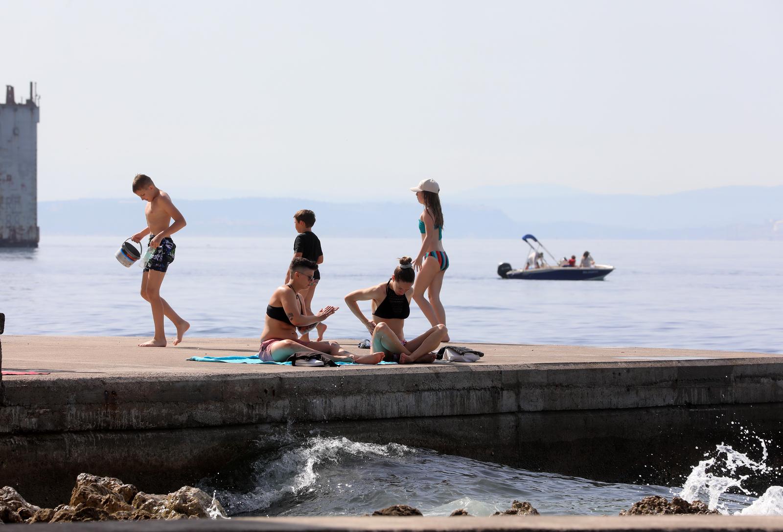 Rijeka: Kupači na gradskoj plaži Grčevo na Pećinama