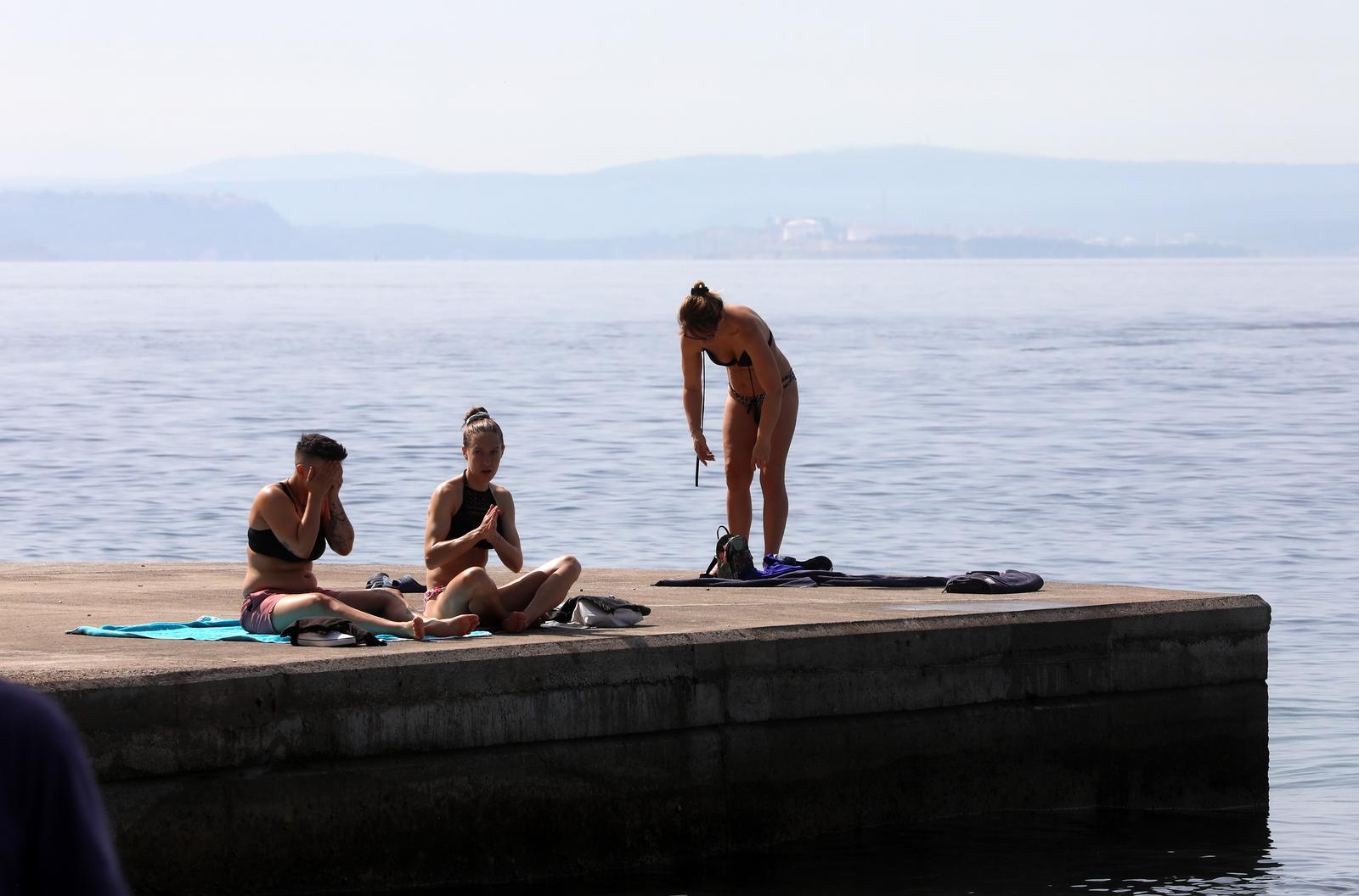 Rijeka: Kupači na gradskoj plaži Grčevo na Pećinama