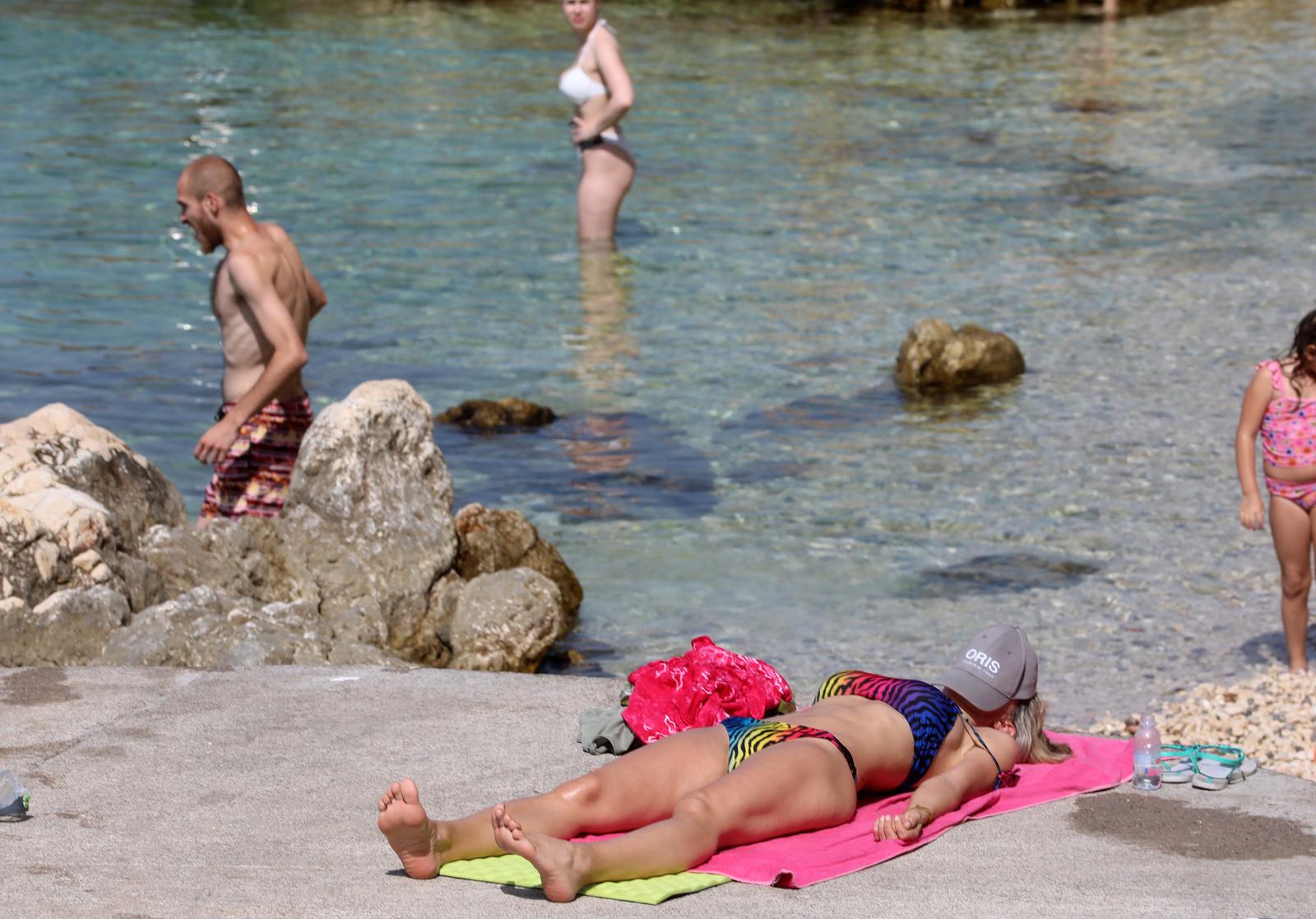Rijeka: Kupači na gradskoj plaži Grčevo na Pećinama