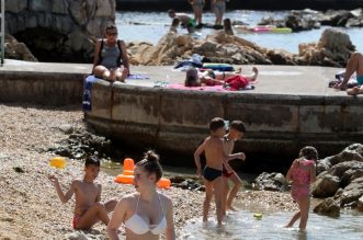Rijeka: Kupači na gradskoj plaži Grčevo na Pećinama