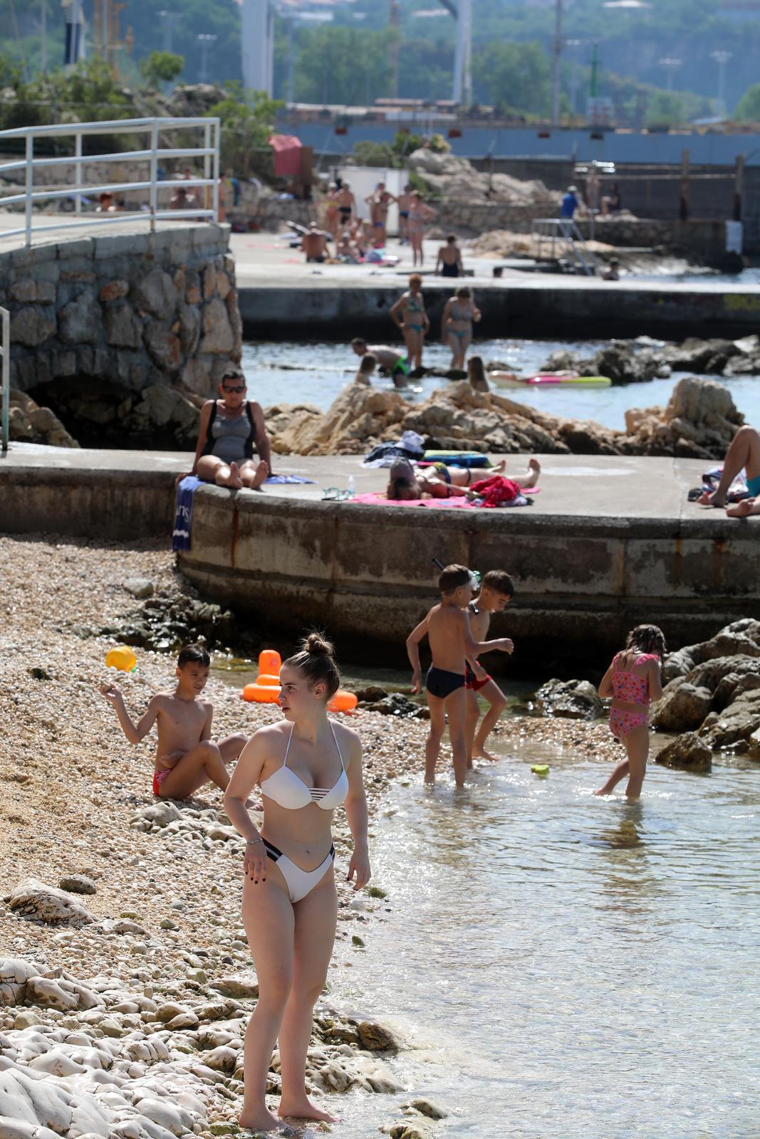 Rijeka: Kupači na gradskoj plaži Grčevo na Pećinama