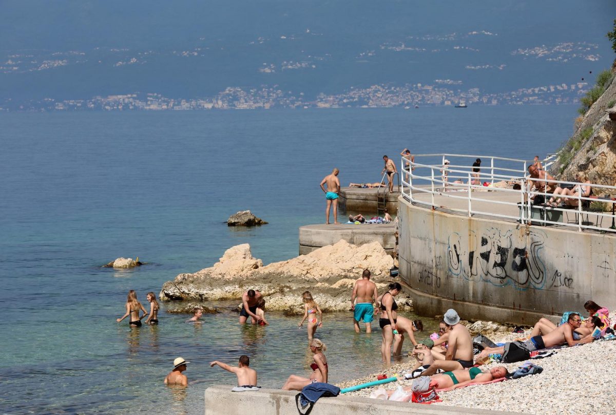 Rijeka: Kupači na gradskoj plaži Grčevo na Pećinama