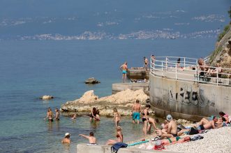 Rijeka: Kupači na gradskoj plaži Grčevo na Pećinama
