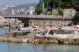 Rijeka: Kupači na gradskoj plaži Grčevo na Pećinama