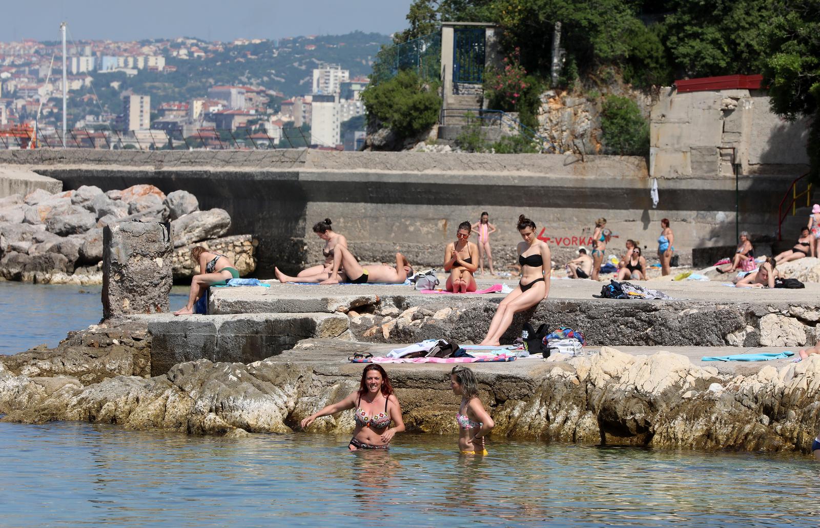 Rijeka: Kupači na gradskoj plaži Grčevo na Pećinama