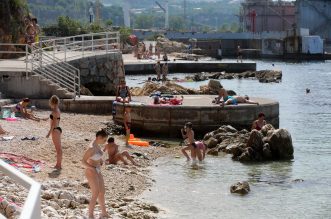 Rijeka: Kupači na gradskoj plaži Grčevo na Pećinama