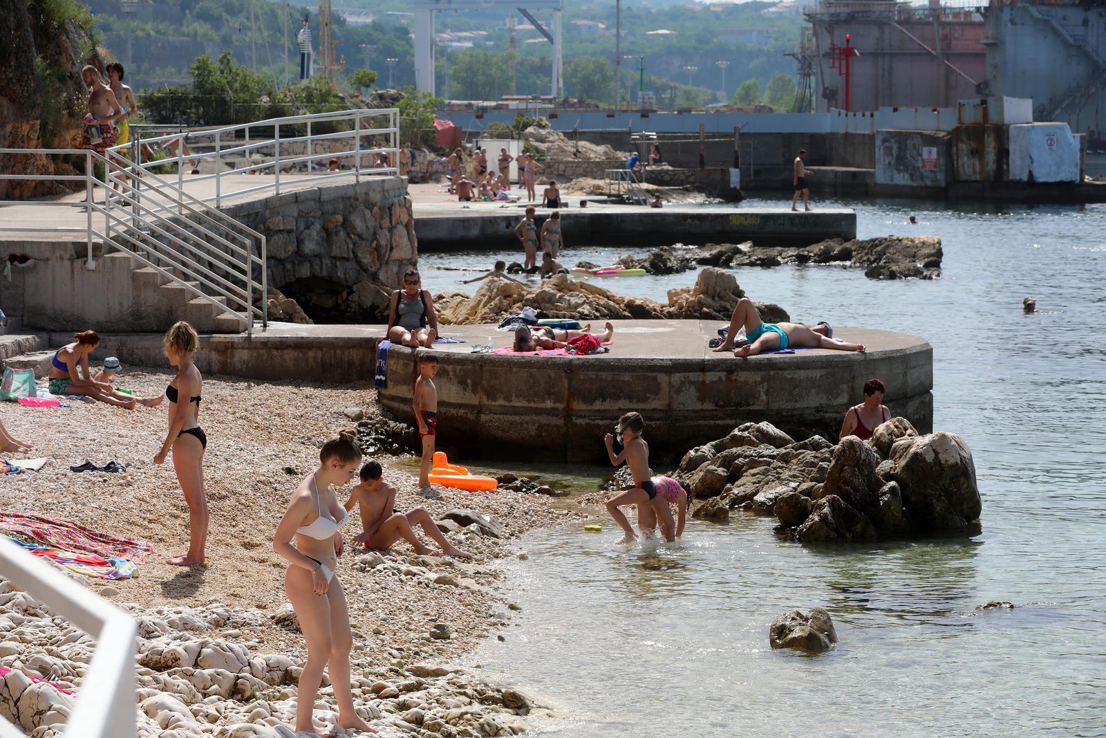 Rijeka: Kupači na gradskoj plaži Grčevo na Pećinama