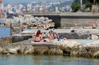 Rijeka: Kupači na gradskoj plaži Grčevo na Pećinama