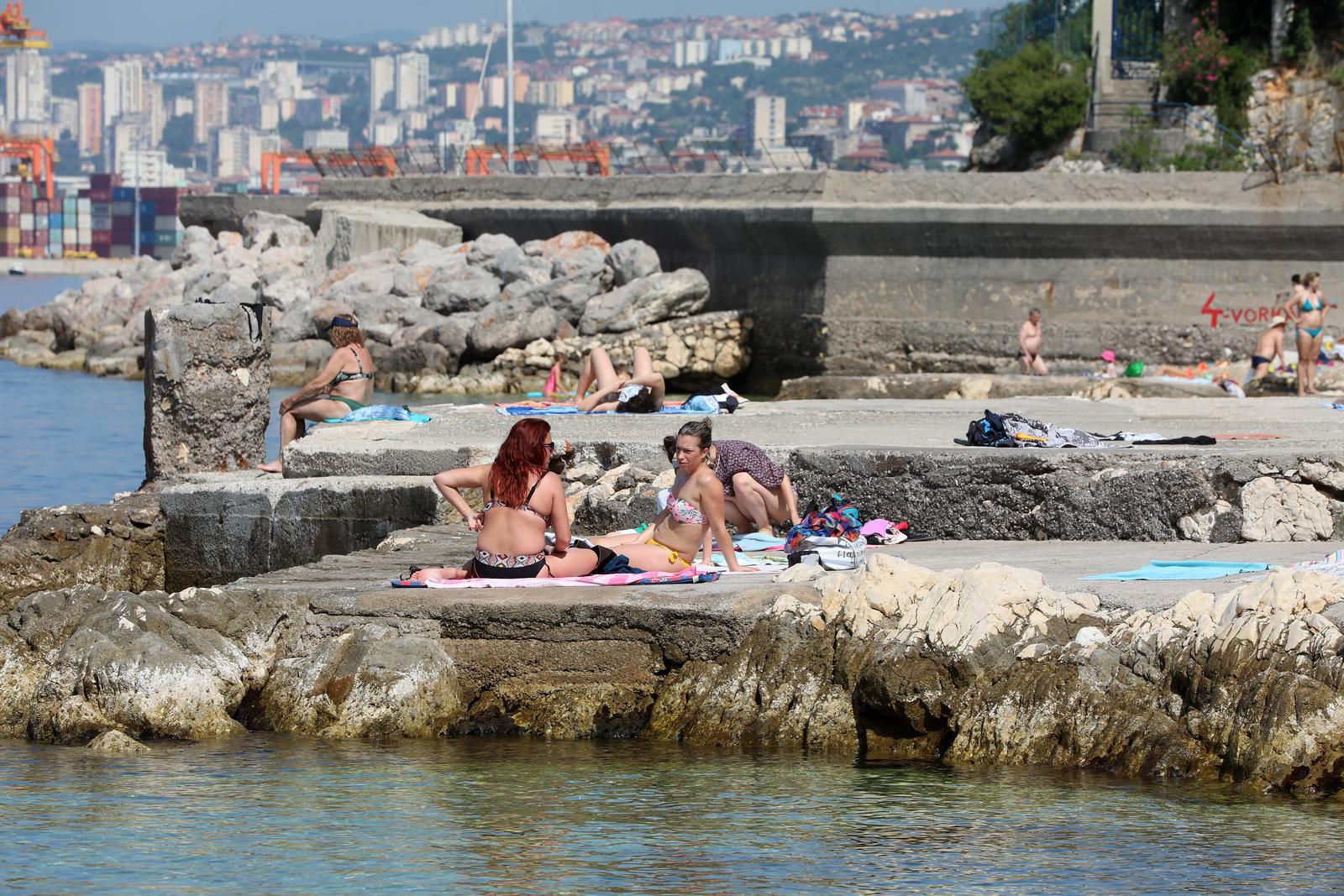 Rijeka: Kupači na gradskoj plaži Grčevo na Pećinama