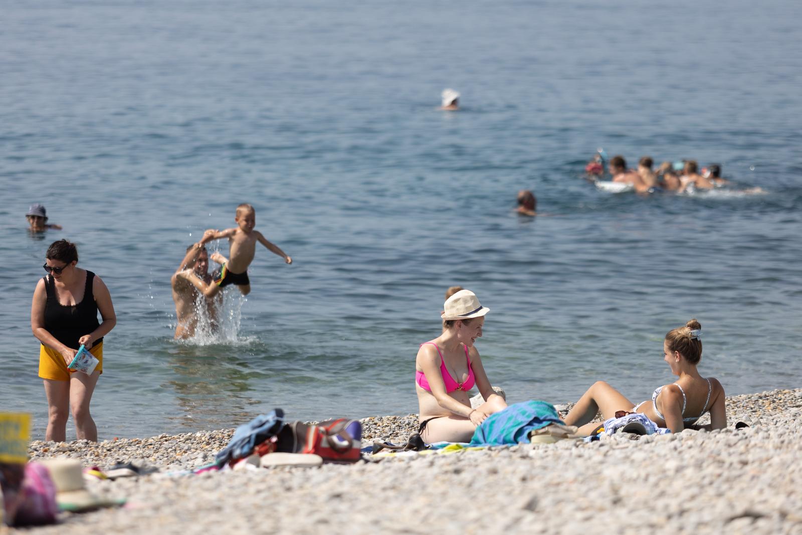 Prvi dan ljeta na plaži Kantrida Prvi dan ljeta na plaži Kantrida