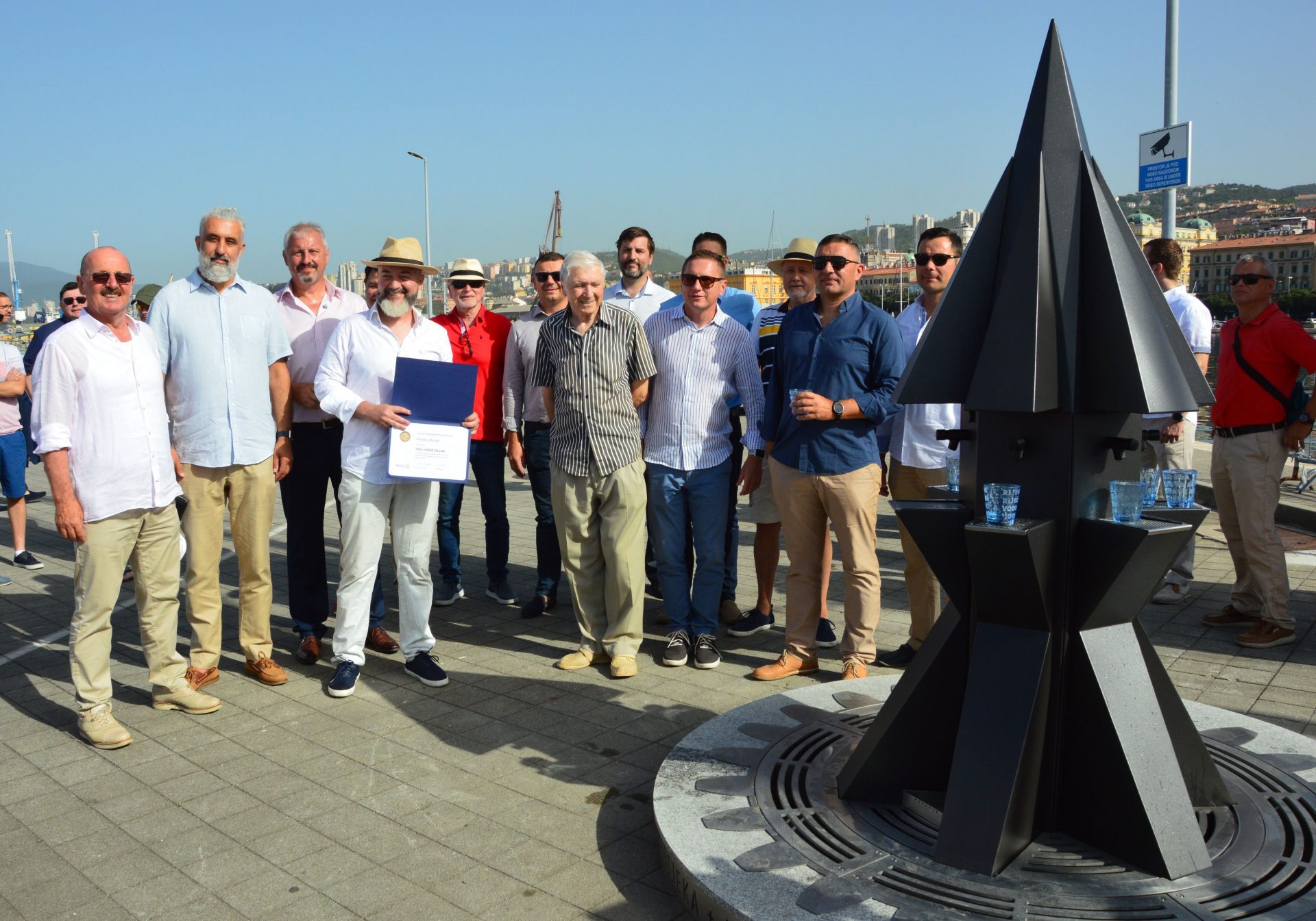 Rotary club Rijeka uz Riječku Rotary špinu na Molo Longu Rotary club Rijeka uz Riječku Rotary špinu na Molo Longu