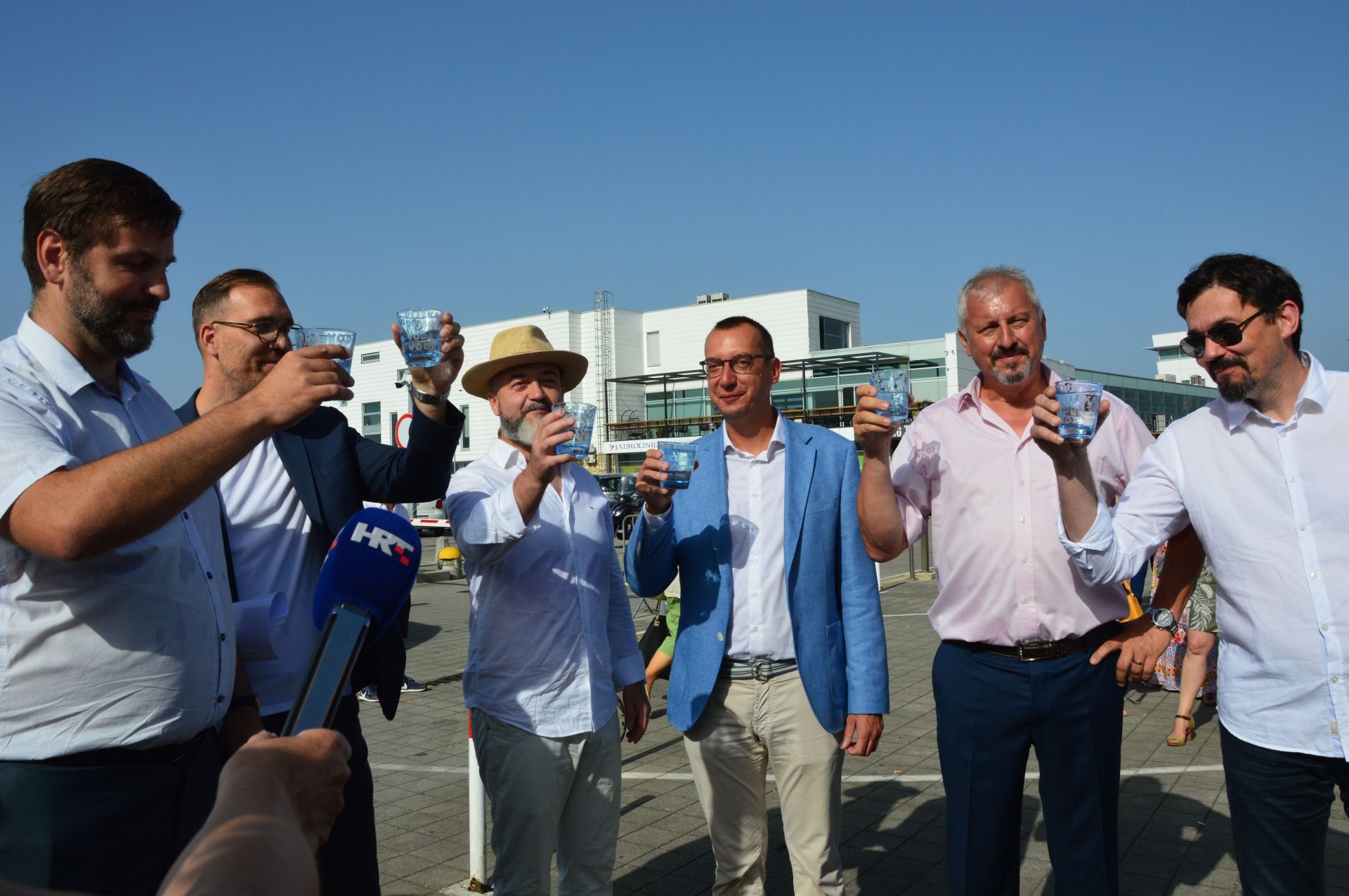 Zdravica kvalitetnom riječkom vodom iz Riječke Rotary špine Zdravica kvalitetnom riječkom vodom iz Riječke Rotary špine