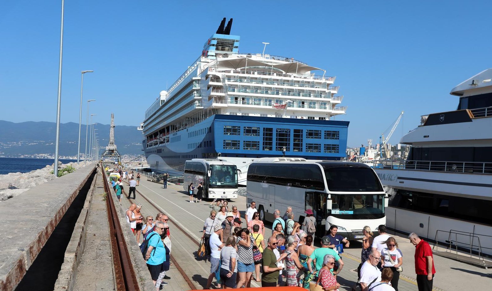 Kruzeri Marella Explorer 2 i Mein Schiff ispred riječke luke