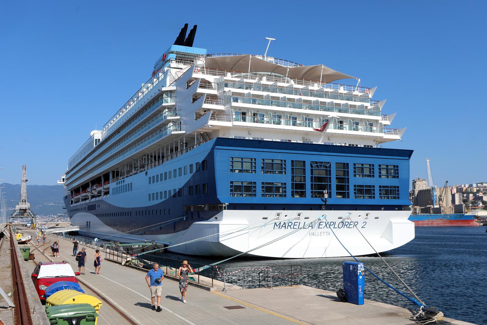 Kruzeri Marella Explorer 2 i Mein Schiff ispred riječke luke