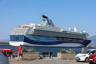 Kruzeri Marella Explorer 2 i Mein Schiff ispred riječke luke