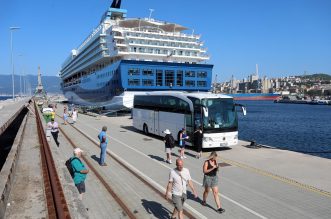 Kruzeri Marella Explorer 2 i Mein Schiff ispred riječke luke