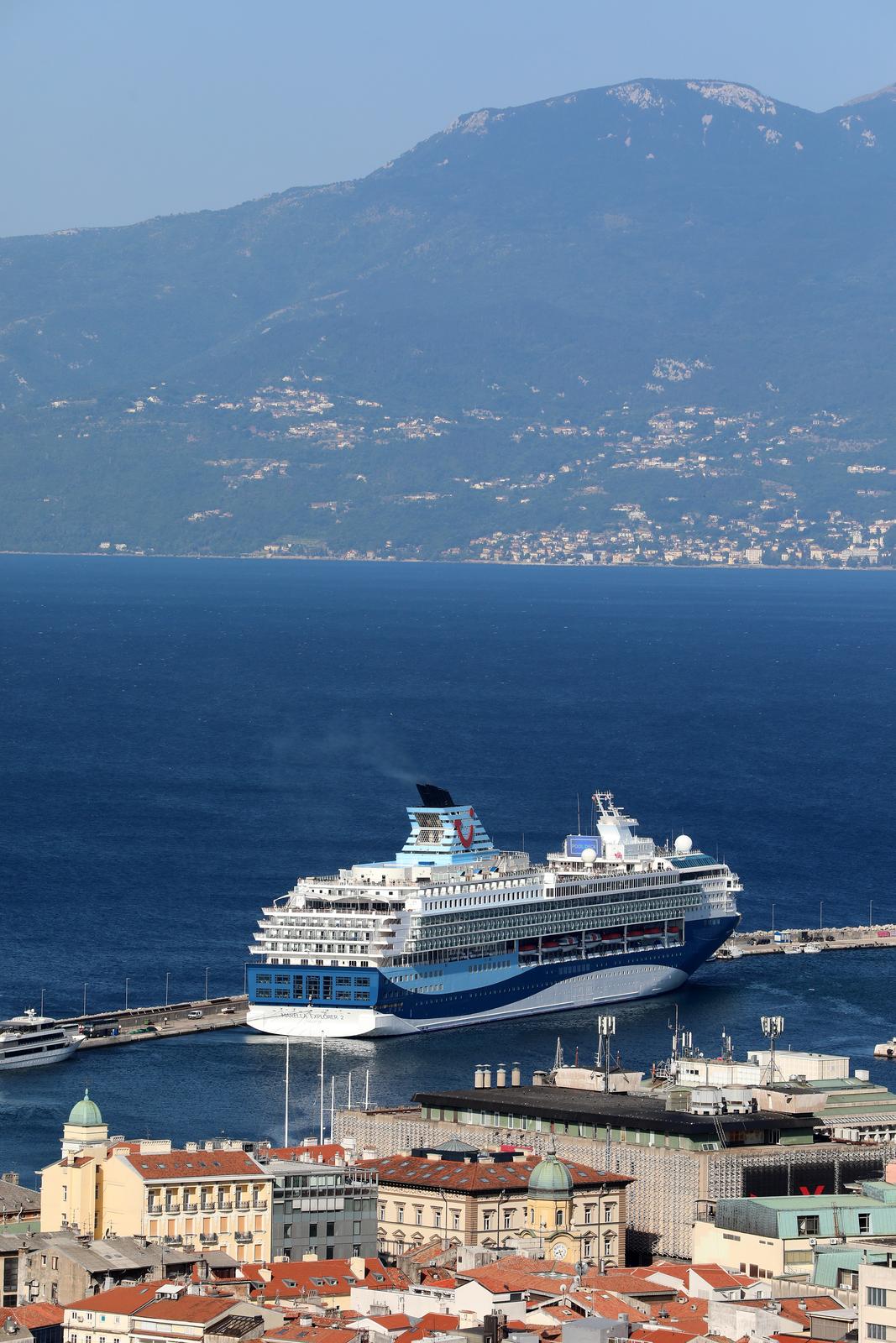 Kruzeri Marella Explorer 2 i Mein Schiff ispred riječke luke