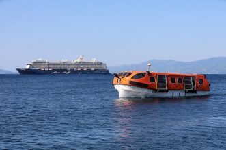 Kruzeri Marella Explorer 2 i Mein Schiff ispred riječke luke