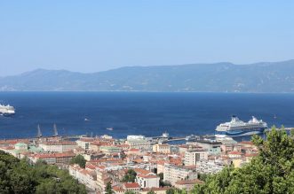 Kruzeri Marella Explorer 2 i Mein Schiff ispred riječke luke