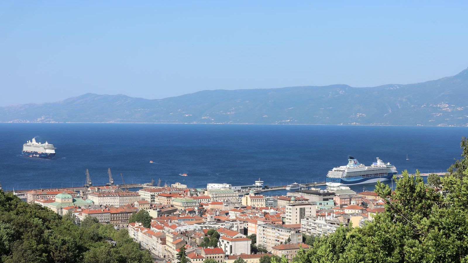 Kruzeri Marella Explorer 2 i Mein Schiff ispred riječke luke