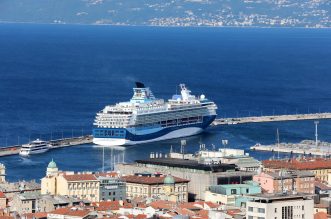 Kruzeri Marella Explorer 2 i Mein Schiff ispred riječke luke