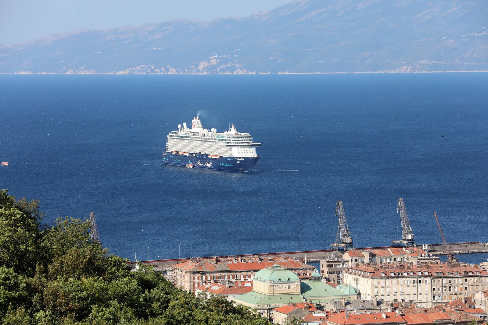 Kruzeri Marella Explorer 2 i Mein Schiff ispred riječke luke