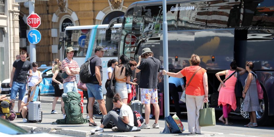 Putnici na autobusnom kolodvoru Rijeka na suncu čekaju prijevoz