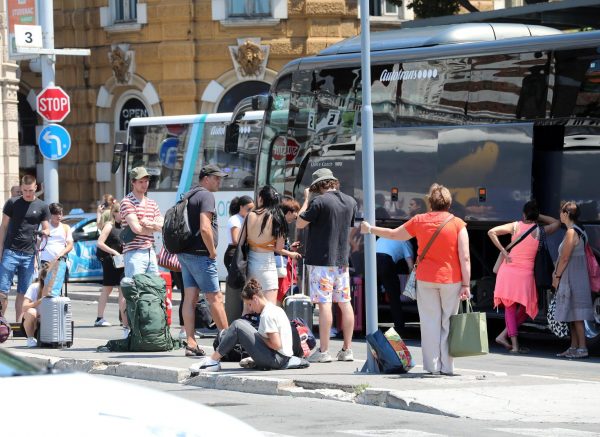 Putnici na autobusnom kolodvoru Rijeka na suncu čekaju prijevoz