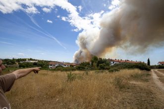 U naselju Valdebek u Puli ponovno je izbio veliki požar, gašenju su se pridružili i kanaderi