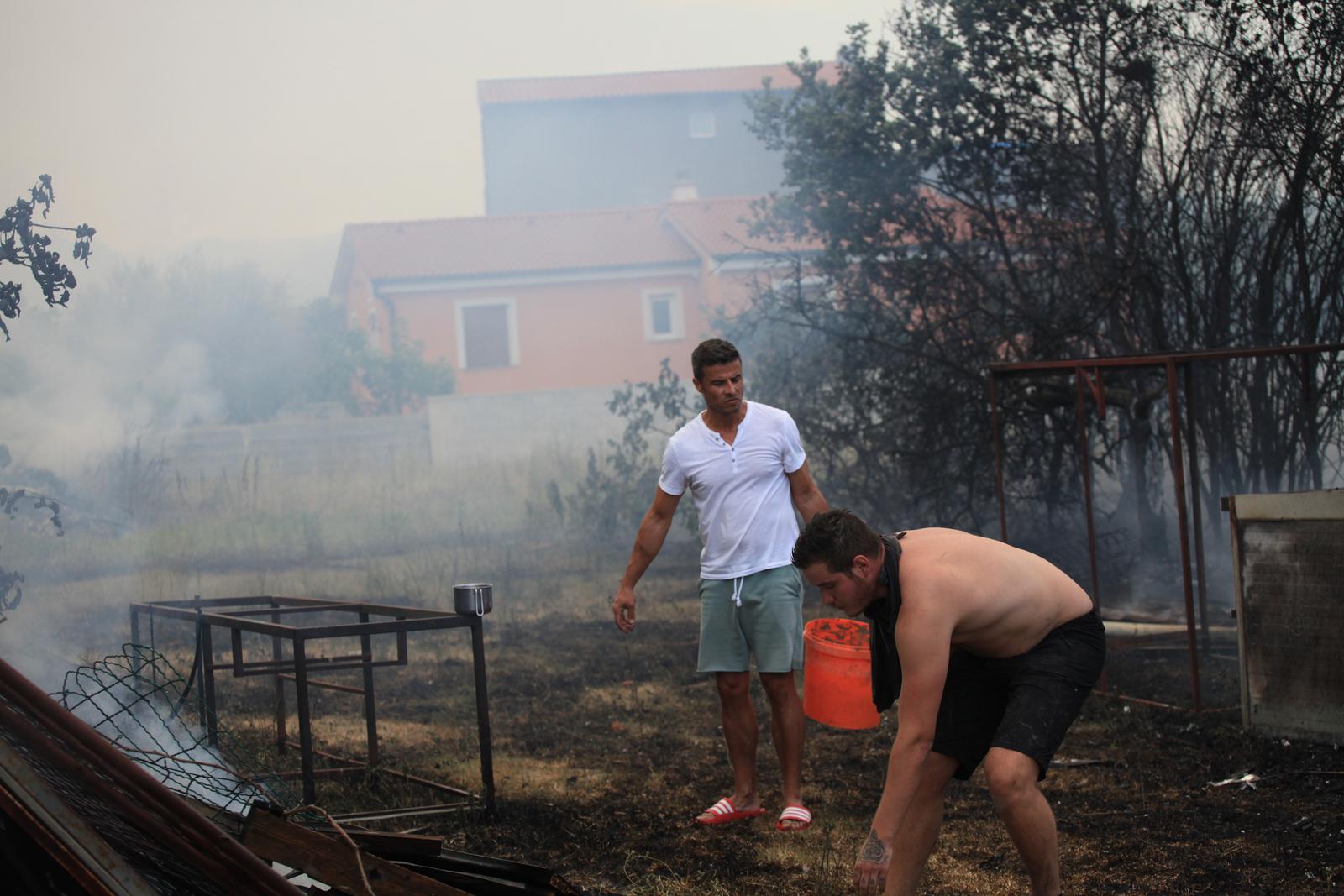 Pula: Hrabri stanovnici bore se s vatrom koja se približila njihovim domovima