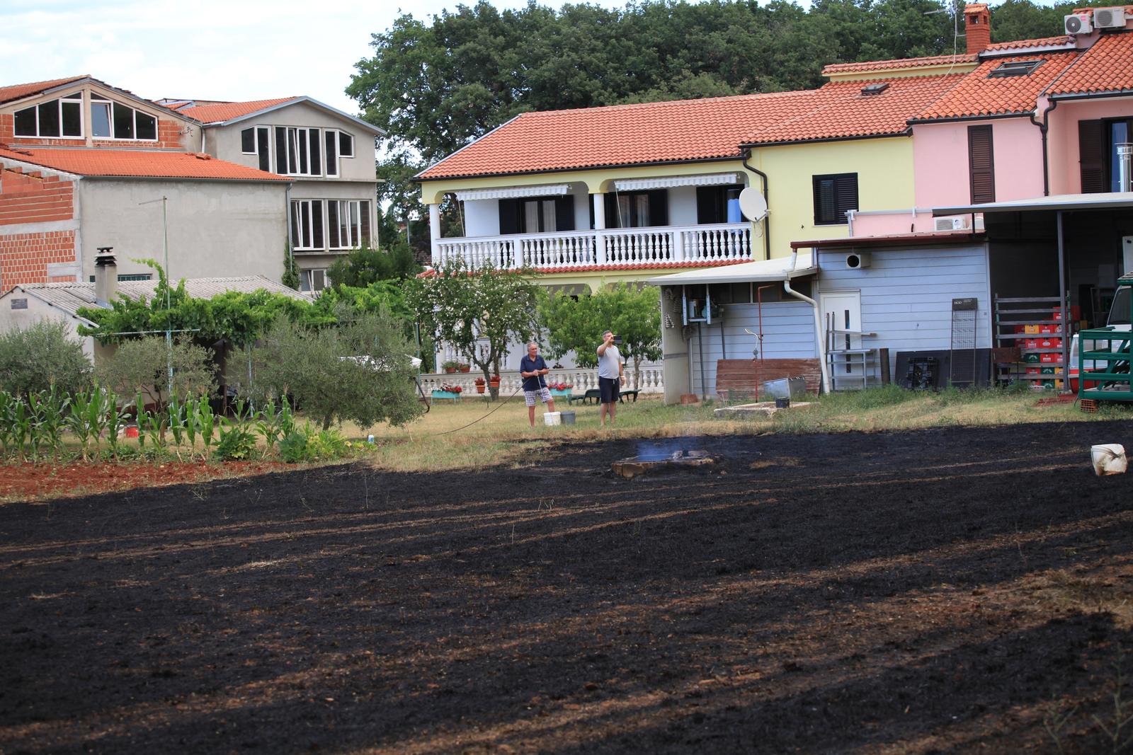 Posljedice požara u Puli koji su stanovnici i vatrogasci uspješno ugasili