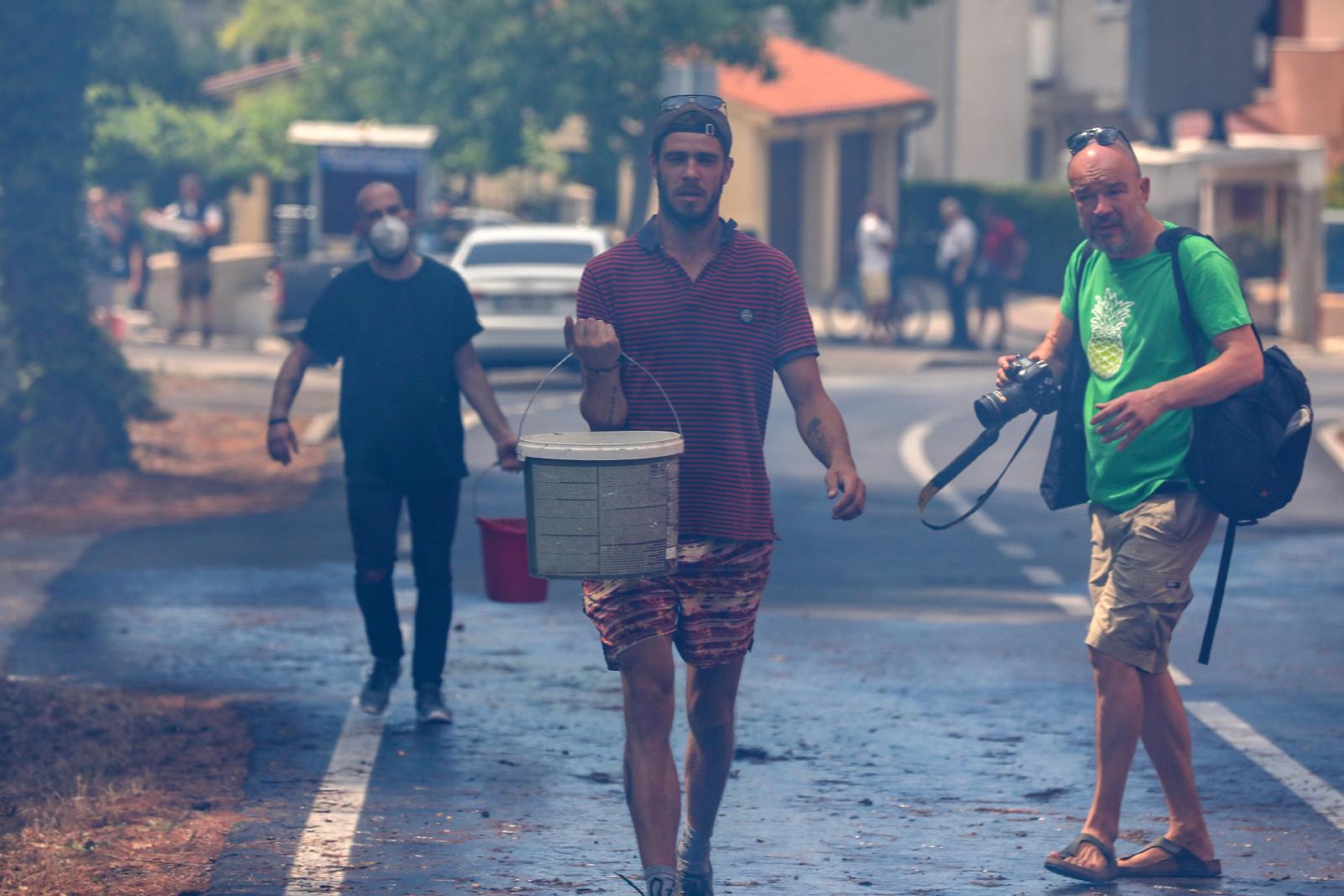 Pula: Hrabri stanovnici bore se s vatrom koja se približila njihovim domovima