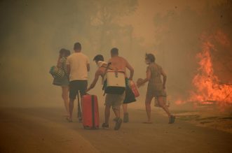 Pula: Stanovnici u panici bježe od požara koji im se približio domovima