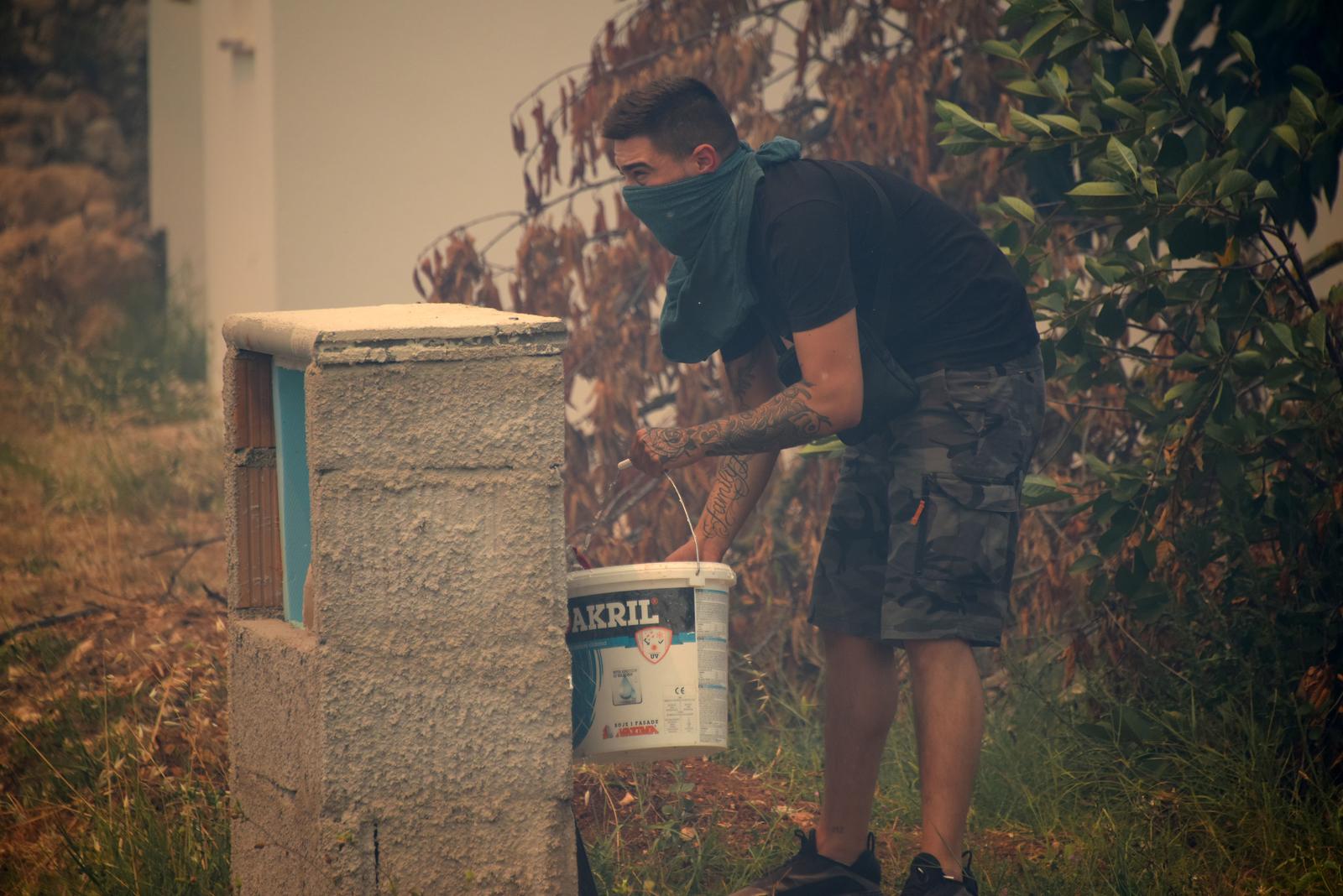 Pula: Hrabri stanovnici bore se s vatrom koja se približila njihovim domovima