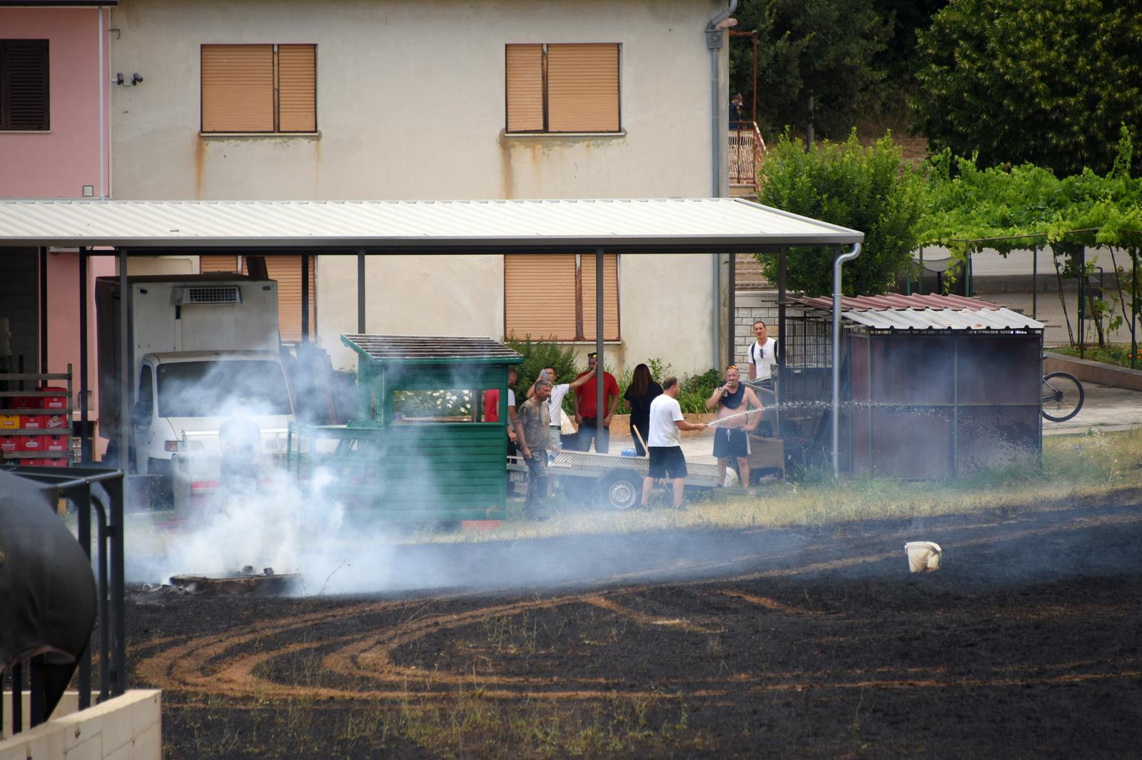 Pula: Hrabri stanovnici bore se s vatrom koja se približila njihovim domovima