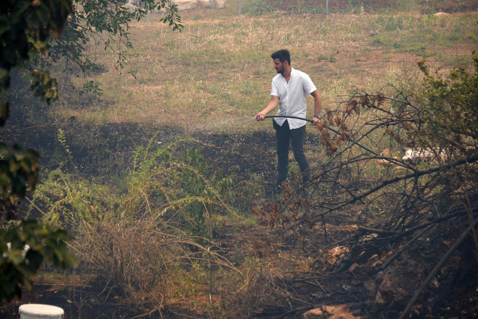 Pula: Hrabri stanovnici bore se s vatrom koja se približila njihovim domovima