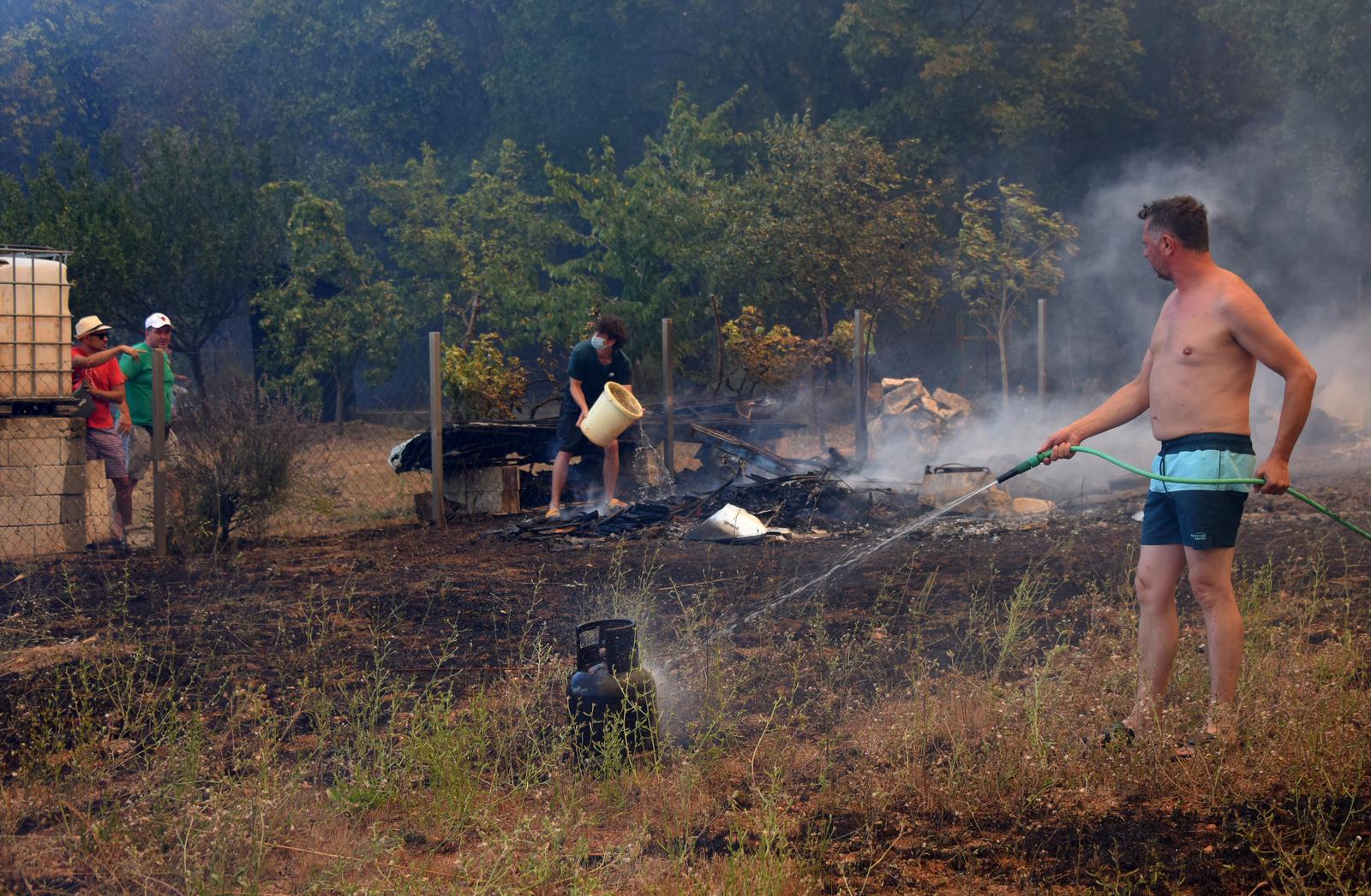Pula: Hrabri stanovnici bore se s vatrom koja se približila njihovim domovima