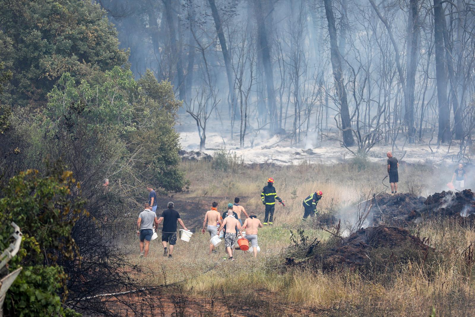 Pula: Hrabri stanovnici bore se s vatrom koja se približila njihovim domovima