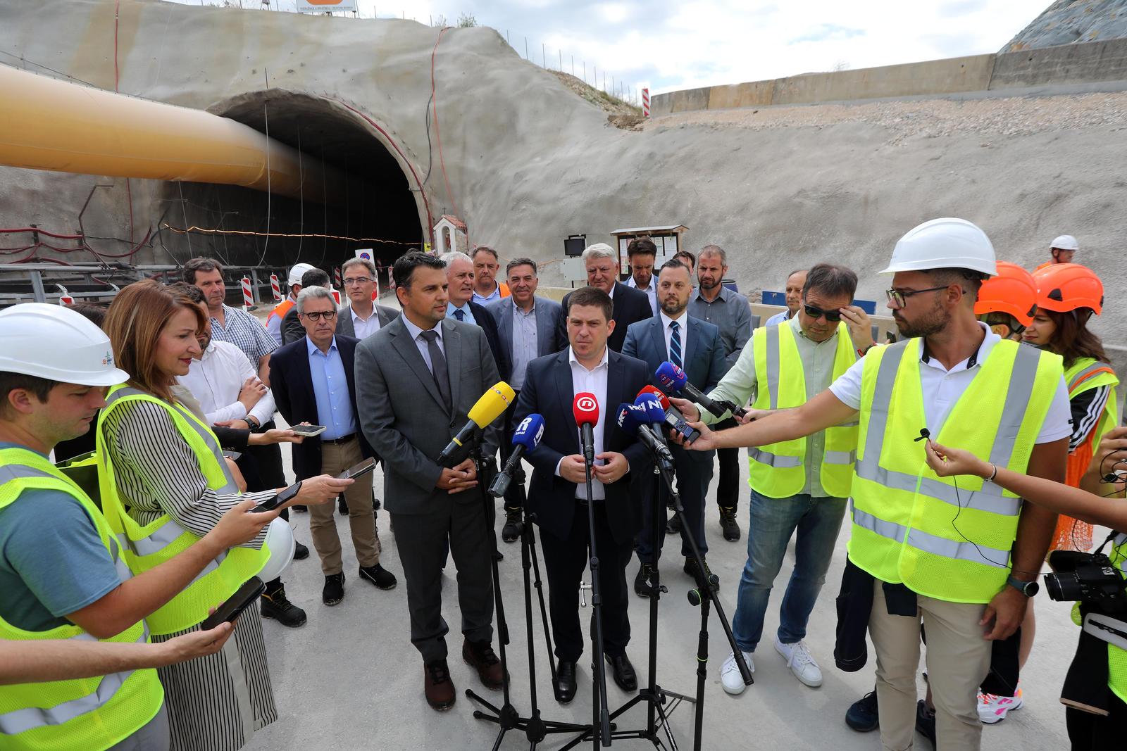 Ministar Butković u obilasku gradilišta druge cijevi Tunela Učka Ministar Butković u obilasku gradilišta druge cijevi Tunela Učka