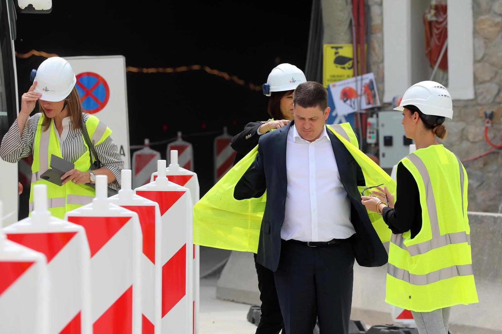 Ministar Butković u obilasku gradilišta druge cijevi Tunela Učka Ministar Butković u obilasku gradilišta druge cijevi Tunela Učka