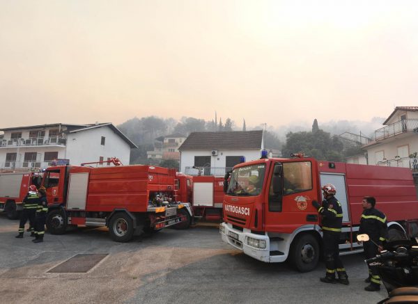 Vatrogasci u Zatonu spremni za borbu s vatrom, no uvjeti su otežani zbog vjetra