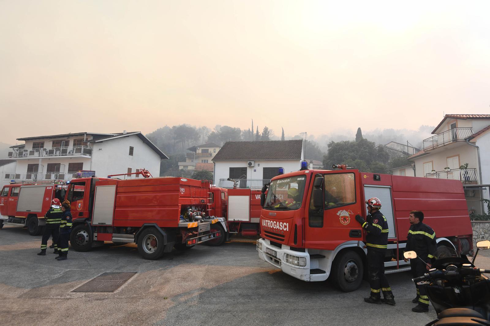 Vatrogasci u Zatonu spremni za borbu s vatrom, no uvjeti su otežani zbog vjetra