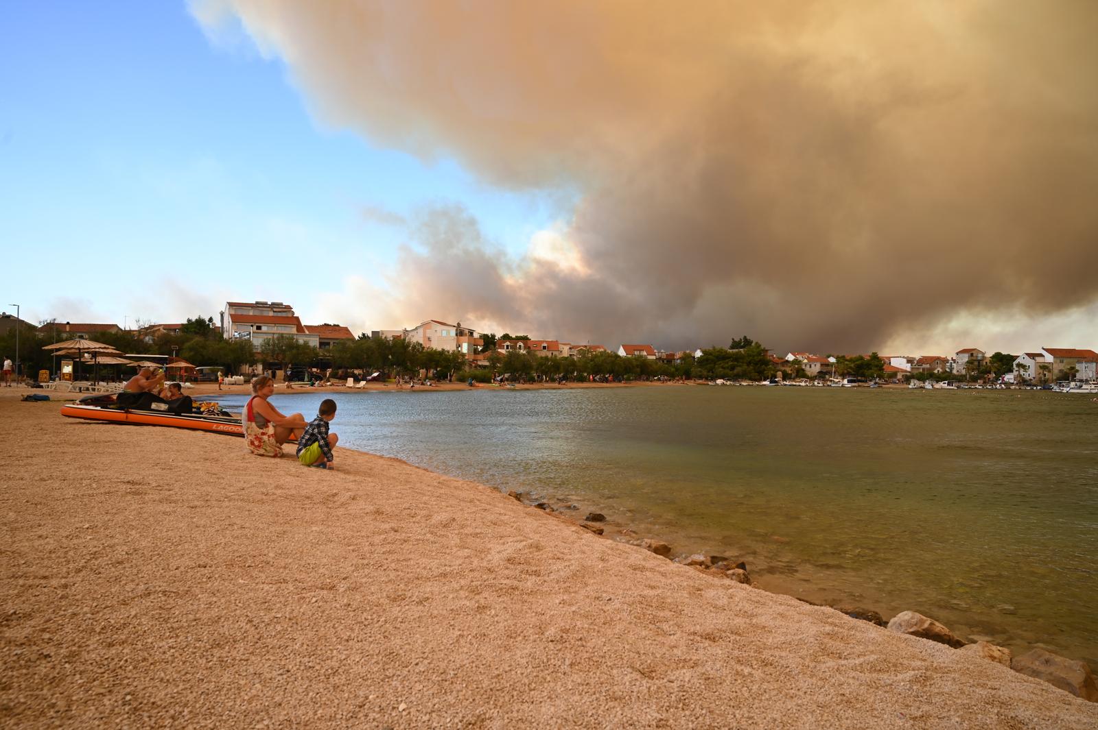 Dalmacija u vatrenoj buktinji, požar se proširio iz okolice Vodica
