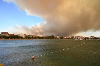 Dalmacija u vatrenoj buktinji, požar se proširio iz okolice Vodica