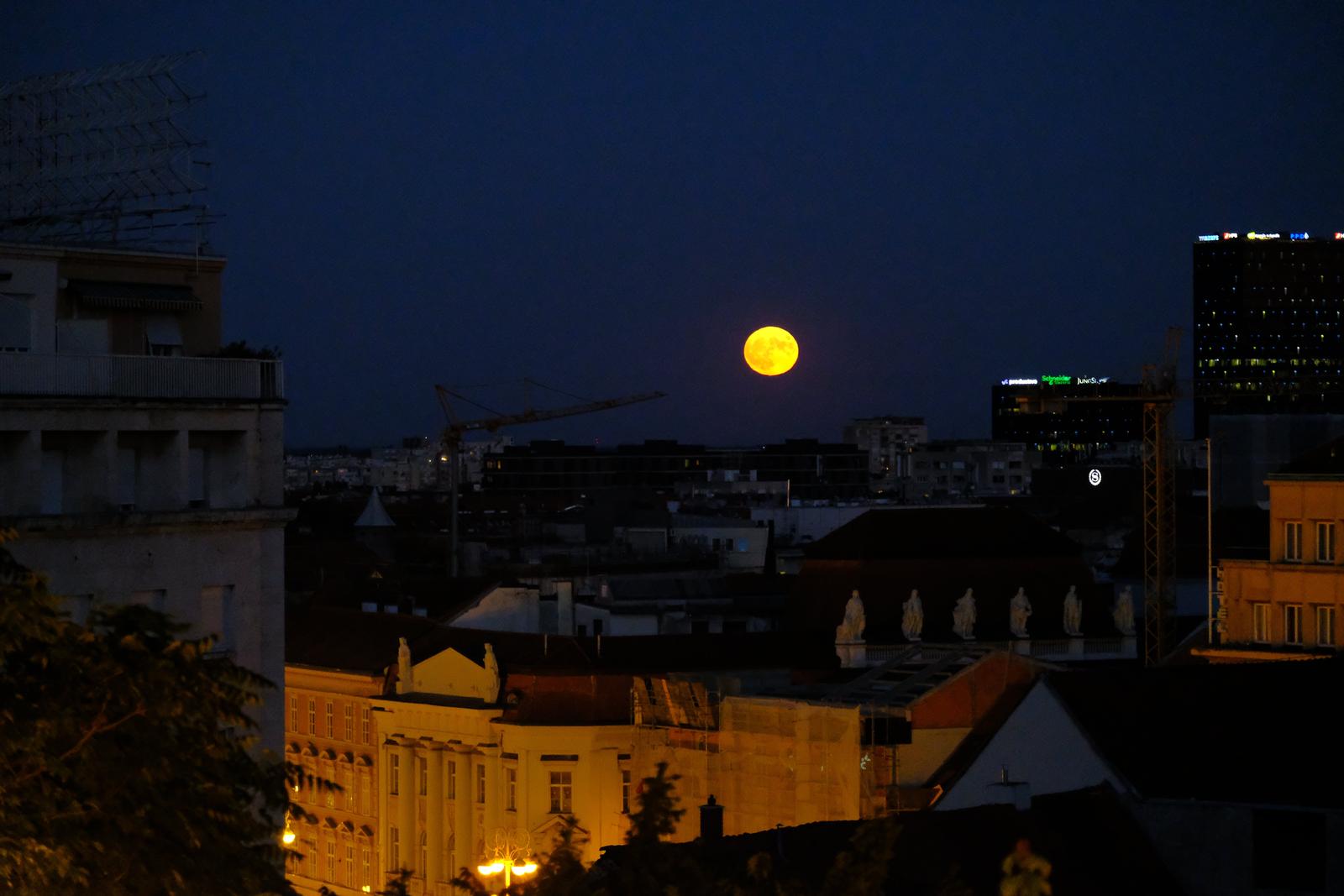 Pogled na supermjesec s Gornjeg Grada Pogled na supermjesec s Gornjeg Grada