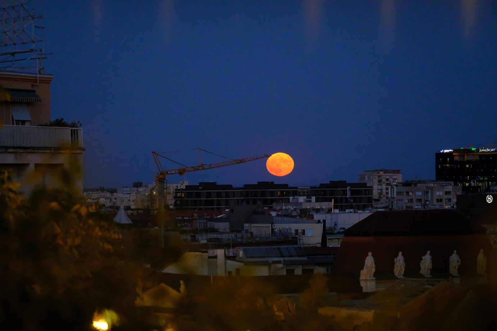 Pogled na supermjesec s Gornjeg Grada Pogled na supermjesec s Gornjeg Grada