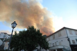 Zaton ostao bez struje, stanovnici na ulicama, a vatra još nije ugašena